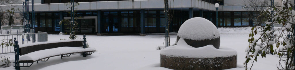 Bild vom Rathausvorplatz in Wörth am Rhein im Winter